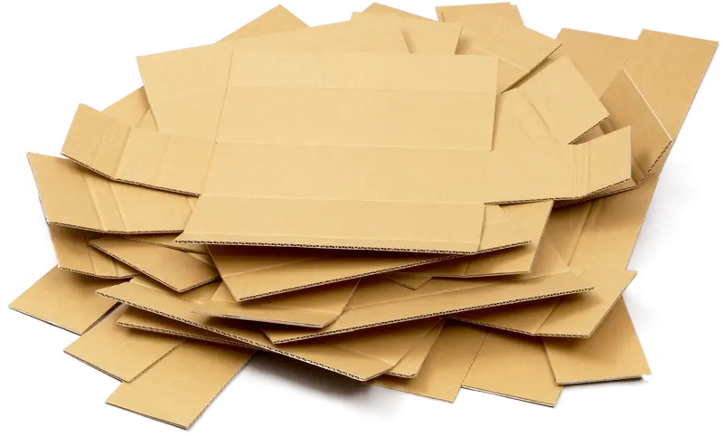 Ein Stapel flacher, ungefalteter Kartons ist wahllos vor einem schwarzen Hintergrund angeordnet und vermittelt den Eindruck, dass sie zum Verpacken oder Transportieren bereitstehen.